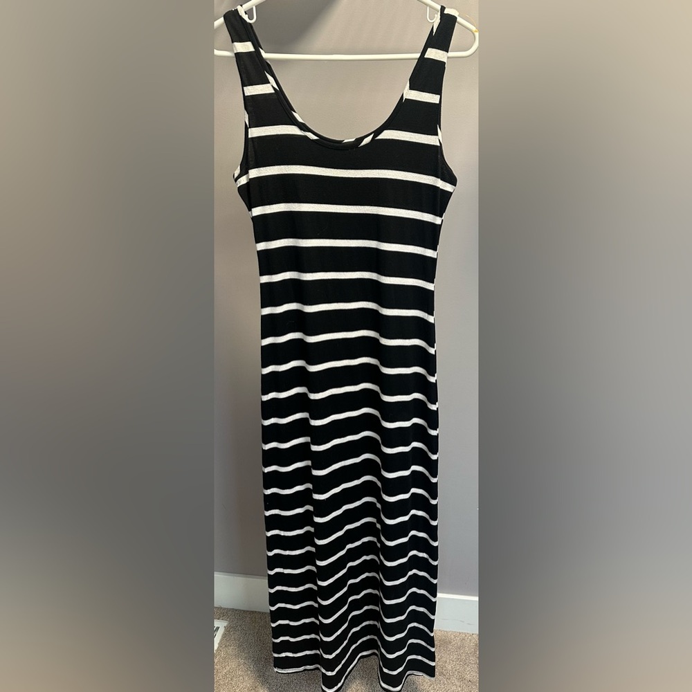 2b Bebe size MEDIUM Black and White Striped sleeveless Maxi Dress